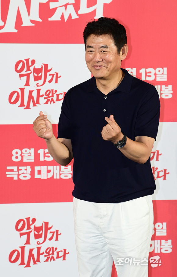 배우 성동일이 9일 오전 서울 CGV 용산아이파크몰에서 열린 영화 '악마가 이사왔다'(감독 이상근) 제작보고회에 참석하고 있다. [사진=정소희 기자]