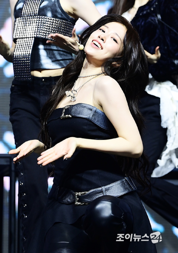 그룹 아이브 안유진이 23일 오후 서울 광진구 광장동 예스24라이브홀에서 열린 아이브(IVE) 정규 2집 '리바이브 플러스'(REVIVE+) 발매 기념 쇼케이스에서 '블랙홀' 무대를 선보이고 있다. [사진=정소희 기자]