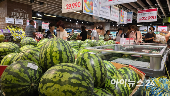 23일 서울 서초구 이랜드킴스클럽 강남점이 오픈 10여분 만에 소비자들로 북적이고 있다. [사진=진광찬 기자]