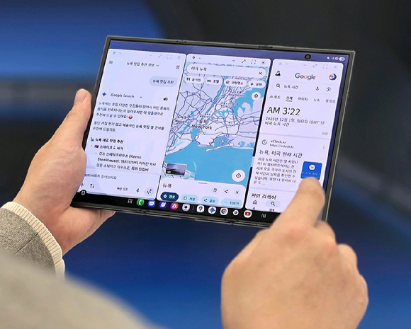 갤럭시 Z 트라이폴드를 접는 모습 [영상=권서아 기자]