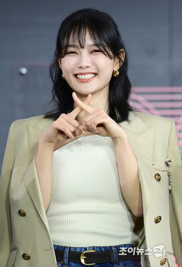 배우 김유정이 19일 오후 부산광역시 해운대구 우동 영화의 전당에서 열린 제30회 부산국제영화제(BIFF) '친애하는 X' 야외무대인사 행사에 참석하고 있다. [사진=정소희 기자]