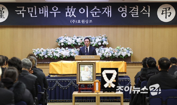 배우 김영철이 27일 서울 송파구 서울아산병원 장례식장에서 엄수된 배우 이순재 영결식에서 추도사를 하고 있다. [사진=곽영래 기자]