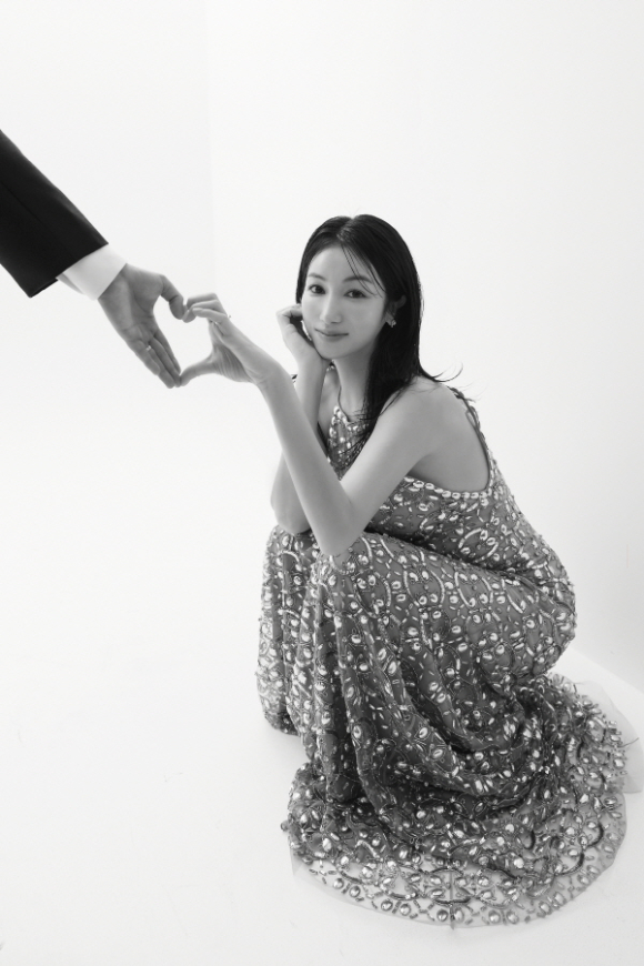 배우 김옥빈이 11월 16일 결혼을 앞두고 웨딩화보를 공개했다. [사진=고스트스튜디오]