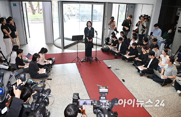 용혜인 성평등가족부 장관 후보자가 2일 서울 서대문구에 마련된 인사청문회 준비 사무실로 출근하며 취재진의 질문에 답하고 있다. [사진=곽영래 기자]