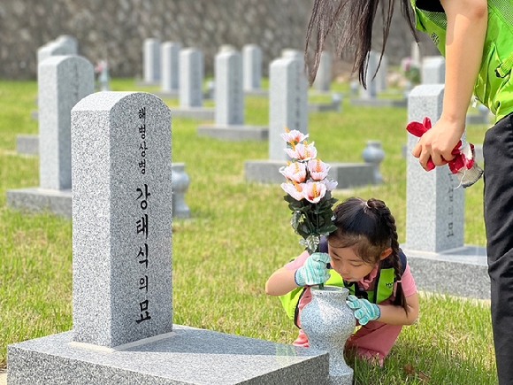 현대엔지니어링 임직원 및 임직원 가족이 국립서울현충원에서 묘역 정화 활동을 펼치고 있다. [사진=현대엔지니어링 ]