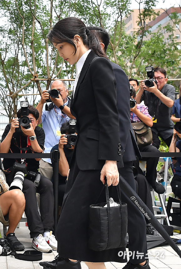 윤석열 전 대통령의 부인 김건희 여사가 6일 서울 종로구에 마련된 김건희 특검팀(특별검사 민중기) 사무실에 조사를 받기 위해 피의자 신분으로 출석하고 있다. [사진=곽영래 기자]