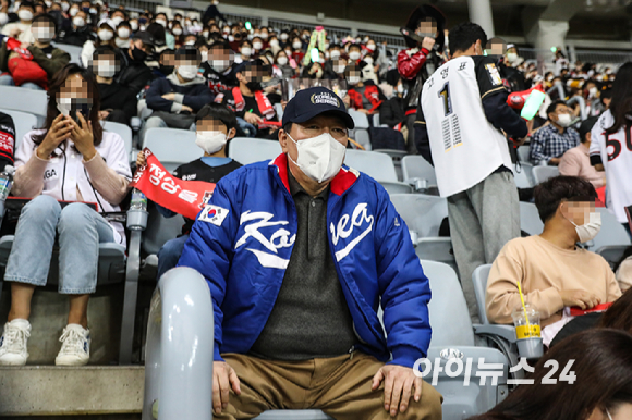 14일 서울 고척스카이돔에서 '2021 신한은행 SOL KBO리그' KT 위즈와 두산 베어스의 한국시리즈 1차전이 진행됐다. 윤석열 국민의힘 대선 후보가 야구장을 찾아 한국시리즈를 관람하고 있다. [사진=김성진 기자]