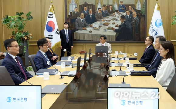 이창용 한국은행 총재가 10일 서울 중구 한국은행에서 열린 금융통화위원회에 참석하고 있다. [사진=사진공동취재단]