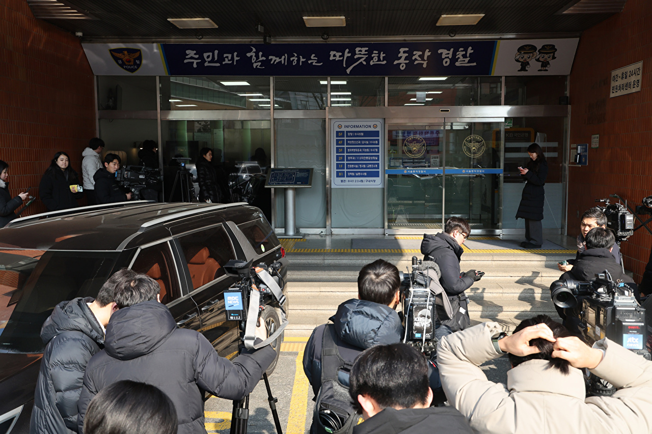 더불어민주당을 탈당한 김병기 의원의 각종 의혹을 수사하는 경찰이 23일 '수사 무마 청탁' 의혹과 관련 압수수색 중인 서울 동작경찰서에 취재진이 대기하고 있다. 2026.1.23 [사진=연합뉴스]