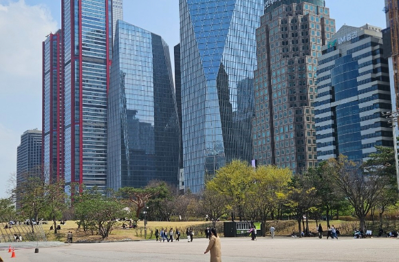 시민들이 여의도공원을 거닐고 있다. [사진=아이뉴스24 DB]