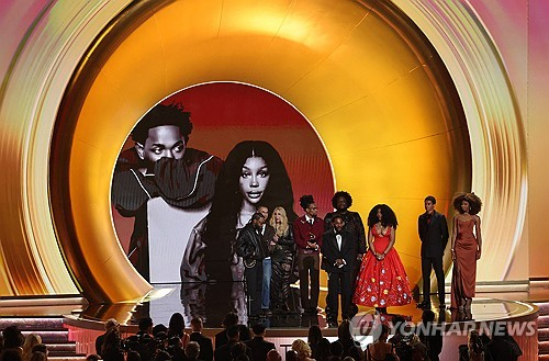 넷플릭스 애니메이션 영화 '케이팝 데몬 헌터스' 팀이 1일(현지시각) 미국 캘리포니아주 로스앤젤레스 피콕 시어터에서 열린 68회 그래미 어워즈 사전 행사에서 '골든'으로 베스트 송 리튼 포 비주얼 미디어 부문을 수상 후 트로피를 들어보이고 있다. 아이디오(이유한 곽중규 남희동), 24(서정훈), 이재(EJAE) [사진=로이터/연합뉴스]