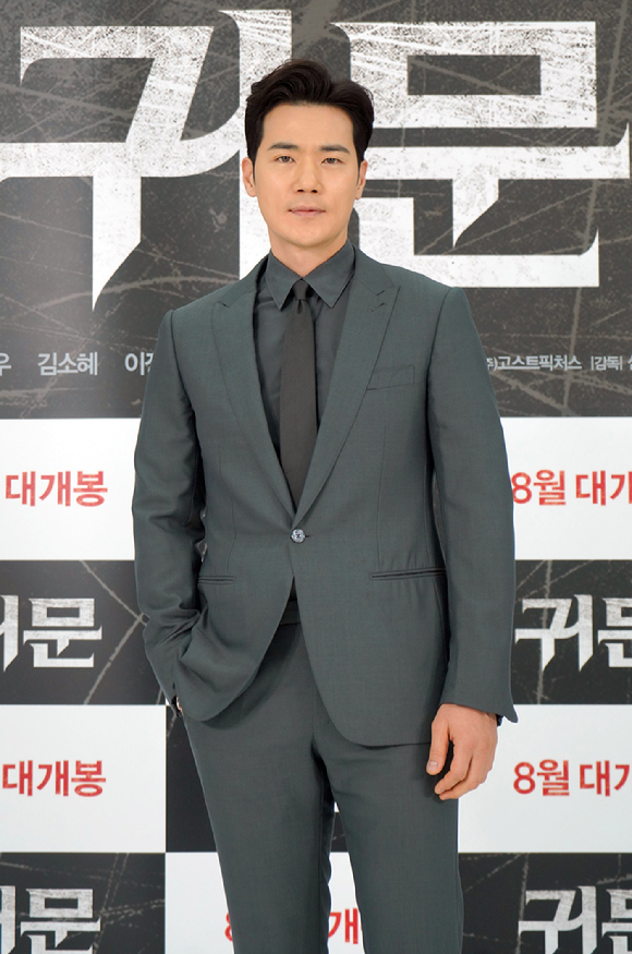 배우 김강우가 19일 온라인으로 진행된 영화 '귀문'(감독 심덕근) 제작보고회에 참석해 포즈를 취하고 있다. [사진=CJ CGV]