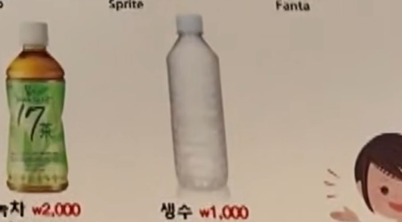 서울 광장시장 일부 상인들이 외국인 관광객에게 가격을 올려 받거나 반찬은 재사용해 논란이 되고 있다. 사진은 반찬 재사용에 대한 취재진 물음에 답하고 있는 광장시장 내 상인 모습. [사진=채널A 유튜브]