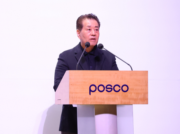 장인화 포스코그룹 회장이 18일 포스텍에서 열린 2025년 포스코그룹 테크포럼에서 개회사를 하고 있다. [사진=포스코그룹]