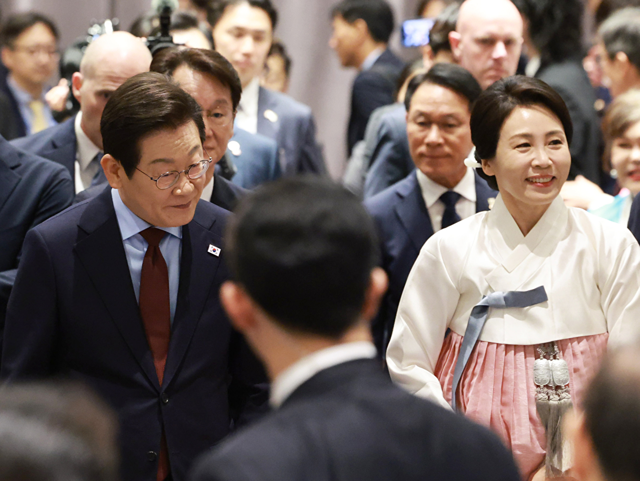 이재명 대통령과 김혜경 여사가 24일(현지시간) 미국 워싱턴DC의 한 호텔에서 열린 동포 만찬 간담회에 입장하고 있다. 2025.8.25 [사진=연합뉴스]