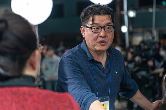 양우석 감독이 '대가족'으로 가족 코미디 장르에 첫 도전했다. [사진=롯데엔터테인먼트]