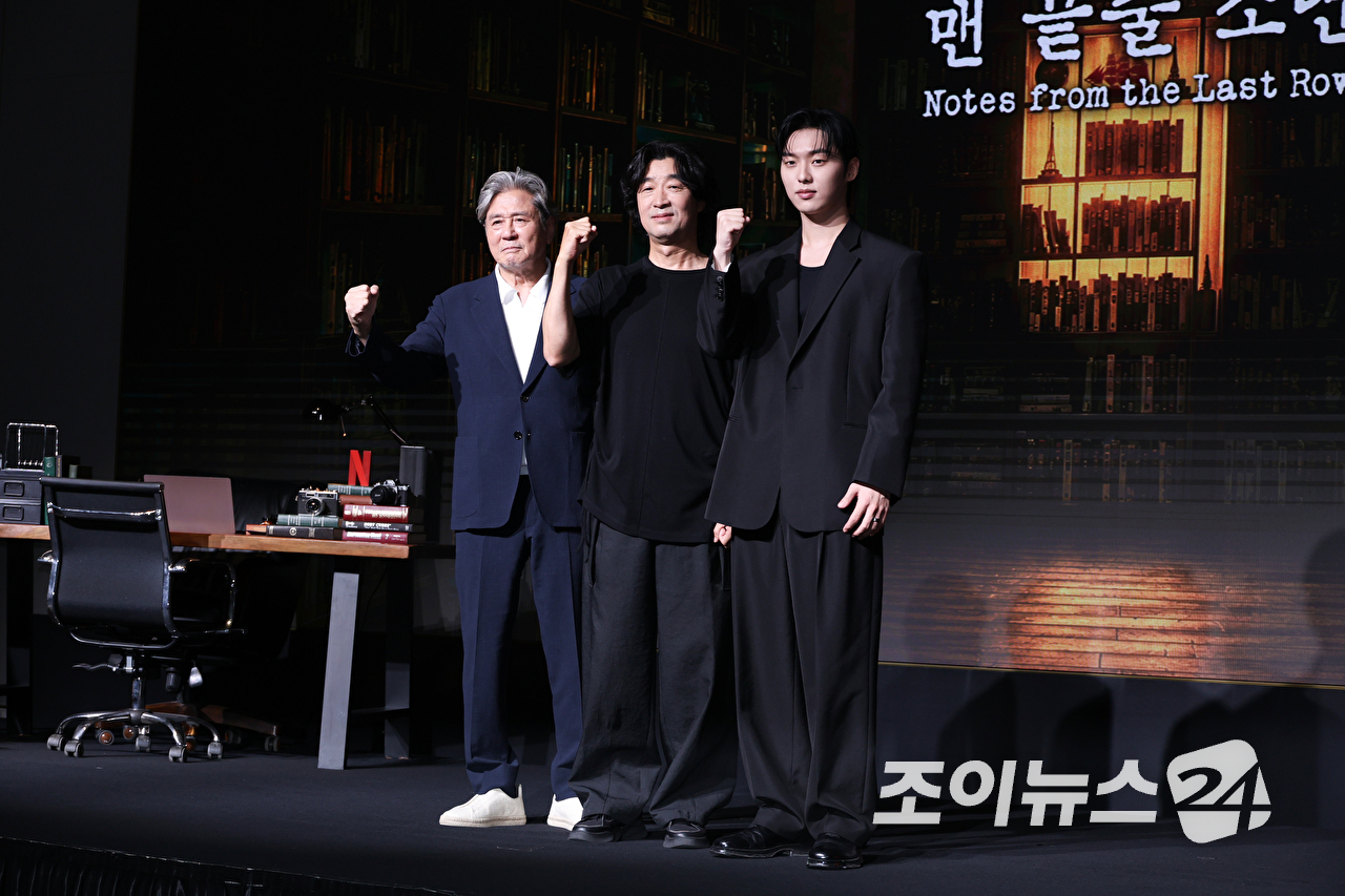 배우 최민식, 김규태 PD, 배우 최현욱이 24일 오전 서울 마포구 호텔 나루 서울 엠갤러리에서 진행된 넷플릭스 시리즈 '맨 끝줄 소년' 제작발표회에 참석해 포즈를 취하고 있다. [사진=문수지 기자]