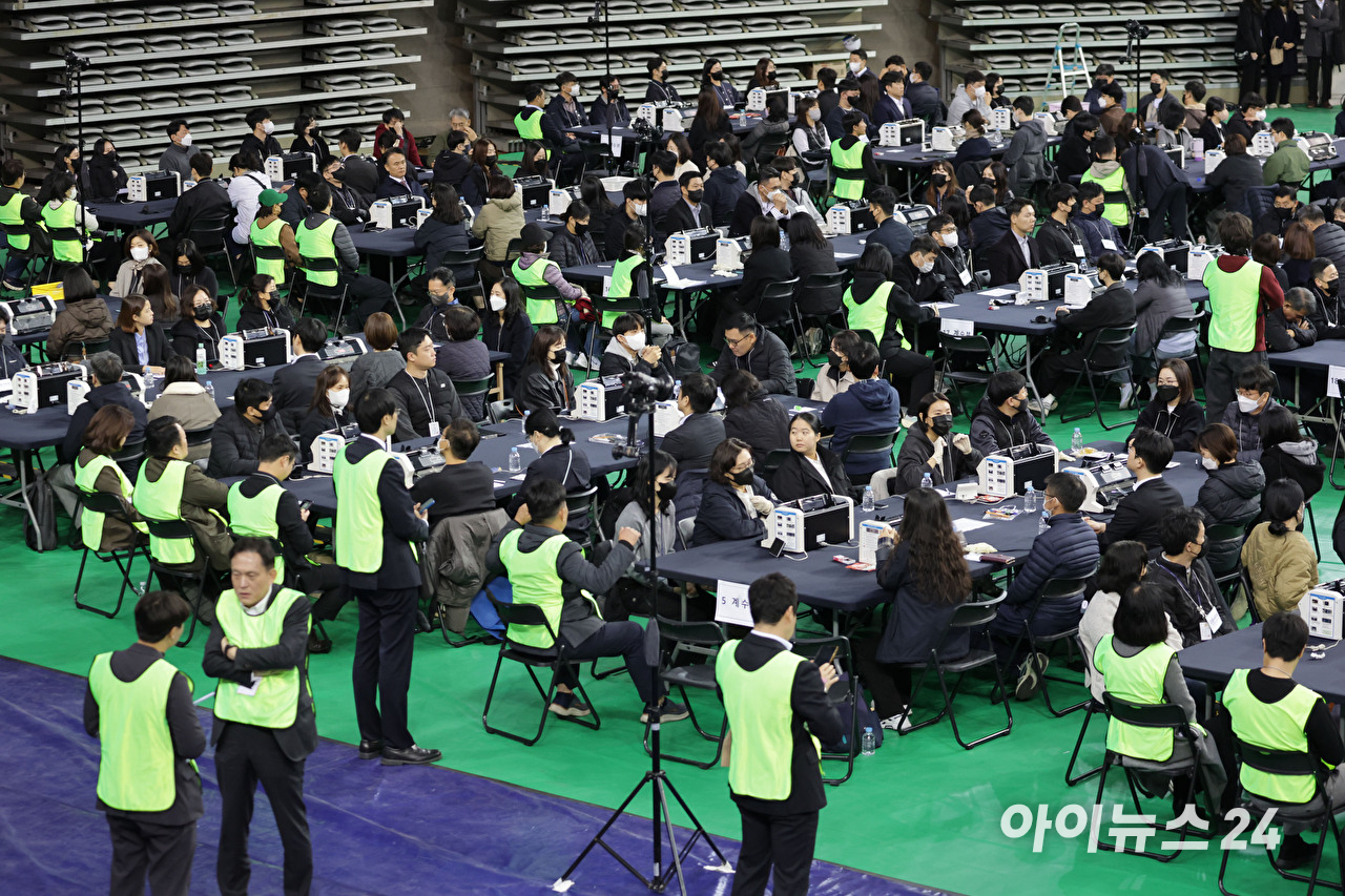 장동혁 국민의힘 당대표를 비롯한 국민의힘 당권파 지도부 의원들이 28일 서울 잠실 올림픽 공원 투표지 공개검증 현장에 참석해있다. [사진=김민지 기자]