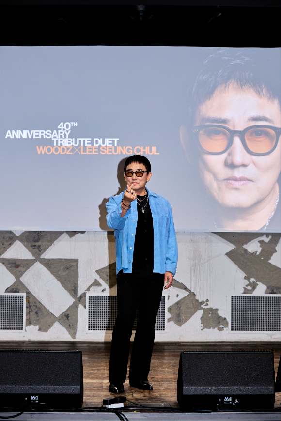 가수 이승철이 29일 오후 서울 한남동 현대카드 언더스테이지에서 열린 40주년 앨범 음감회에 참석해 포즈를 취하고 있다. [사진=LSC]