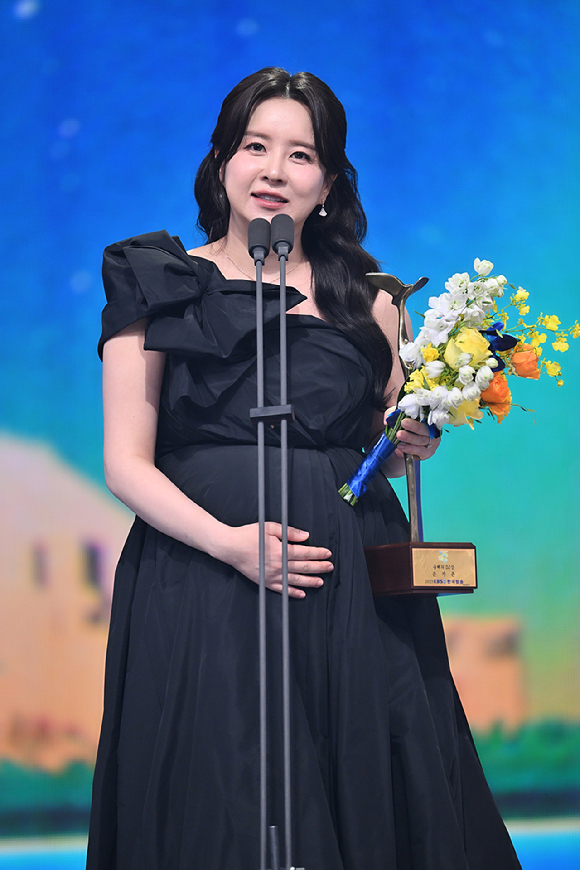 '2025 KBS 연예대상' 올해의 DJ상을 수상한 은가은 [사진=KBS]