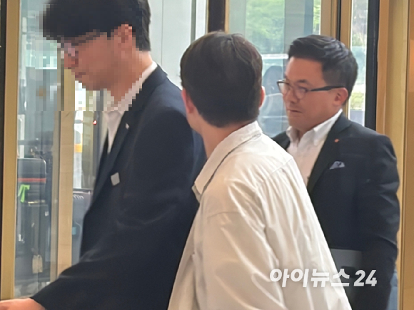 정현석 롯데백화점 대표가 15일 서울 송파구 롯데월드타워에서 열린 롯데 하반기 VCM 참석을 위해 입장하고 있다. [사진=VCM 공동취재단]