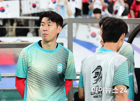 10일 오후 경기도 서울월드컵경기장에서 열린 22026 FIFA 북중미 월드컵 아시아 3차 예선 조별리그 B조 10차전 최종전 대한민국과 쿠웨이트의의 경기에서 손흥민이 벤치에서 경기 시작을 기다리고 있다. [사진=곽영래 기자]