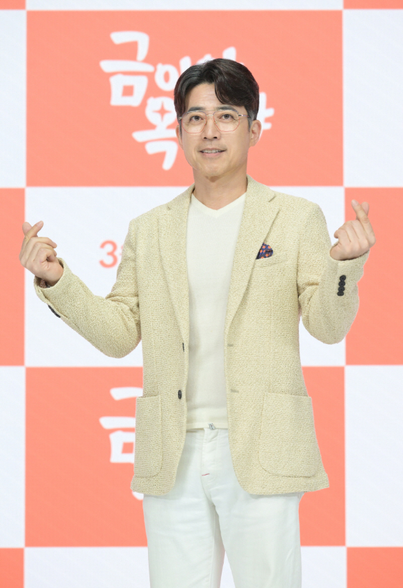 배우 최재원이 23일 온라인으로 진행된 KBS 1TV 새 일일드라마 '금이야 옥이야' 제작발표회에 참석해 포즈를 취하고 있다. [사진=KBS]