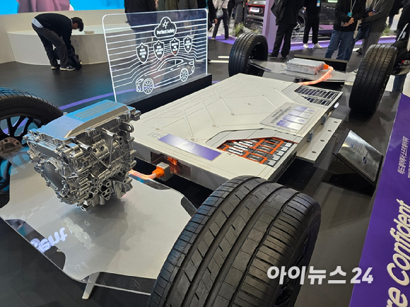 서울 강남구 '현대모터스튜디오 서울' 5층에 전시된 '아이오닉 9' 절개 차량. [사진=김종성 기자]