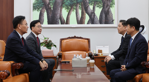 더불어민주당 김병기 원내대표와 문진석 원내수석부대표, 국민의힘 송언석 원내대표와 유상범 원내수석부대표가 11일 서울 여의도 국회에서 만나고 있다. 2025.11.11 [사진=연합뉴스]