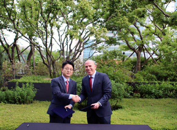 김대형 마스턴투자운용 대표(왼쪽)와 RXR 스콧 레크러 회장이 파트너십 강화에 나섰다. [사진=마스턴투자운용]