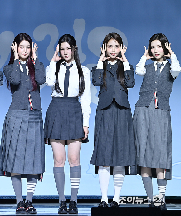 걸그룹 하츠투하츠가 20일 오후 서울 용산구 블루스퀘어에서 열린 첫 미니앨범 'FOCUS'(포커스) 발매 기념 미디어 쇼케이스에서 포토타임을 갖고 있다. [사진=곽영래 기자]