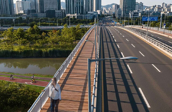서울시가 경의선 선형의 숲 조성과 함께 숲의 주요 연계 통로인 연남교와 중동교의 보도폭을 기존 대비 4배 이상 확장한다. 사진은 확장 후 조감도. [사진=서울시]