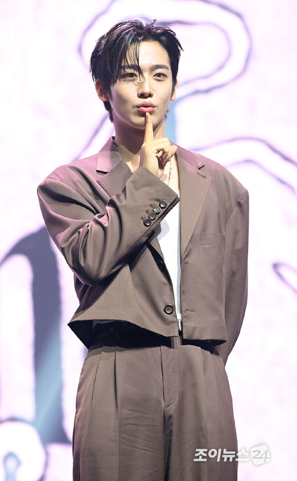 그룹 위아이 김요한이 29일 오후 서울 광진구 예스24라이브홀에서 열린 위아이(WEi) 여덟 번째 미니앨범 '원더랜드' 발매 기념 쇼케이스에 참석하고 있다. [사진=정소희 기자]