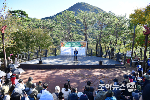 홍성국 전 더불어민주당 의원이 19일 서울 종로구 부암동 백사실 계곡에서 진행된 조이뉴스24가 주최하는 '스타 고우리와 함께 하는 제10회 희망찾기 등산·트레킹 교실'에서 축사를 하고 있다. [사진=곽영래 기자]