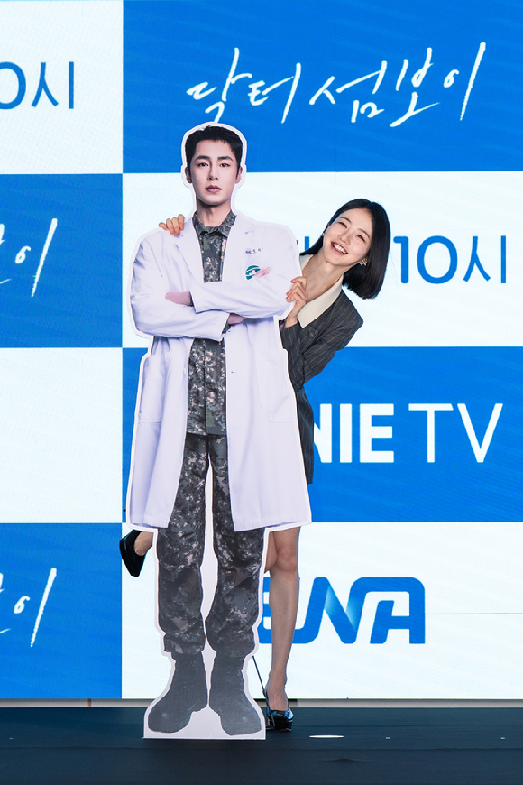 '닥터 섬보이' 제작발표회에 참석한 배우 신예은과 이재욱 [사진=ENA ]