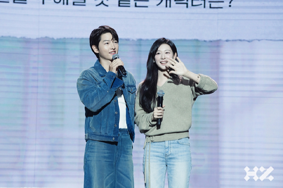 배우 송중기가 팬미팅 'Stay Happy'를 열고 팬들을 만나고 있다. [사진=하이지음스튜디오]