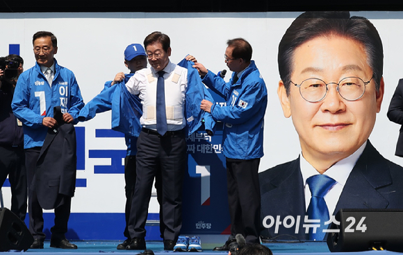이재명 더불어민주당 대선 후보가 12일 오전 서울 광화문 청계광장에서 열린 공식 선거운동 출정식에서 방탄복을 착용한 가운데 선거운동복을 입고 있다. [사진=곽영래 기자]