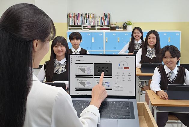 교사가 '갤럭시 클래스룸'의 교실 수업용 솔루션 '삼성 녹스 클래스룸'을 활용해 학생용 태블릿 화면을 확인하고 있다. [사진=삼성전자]