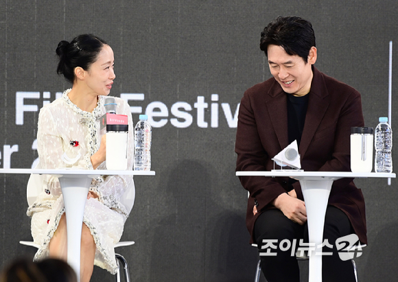 배우 전도연과 설경구가 7일 부산 해운대구 영화의전당에서 열린 제31회 부산국제영화제 '가능한 사랑' 오픈토크에 참석하고 있다. [사진=정소희 기자]
