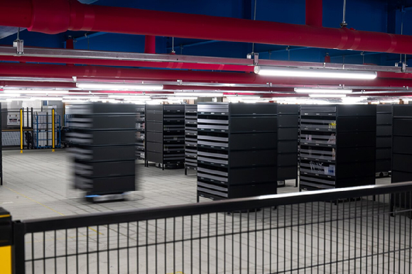 주문이 들어온 상품을 작업자의 작업대로 운반하는 AGV(Automated Guided Vehicle) 로봇. 광주첨단물류센터는 AGV가 움직이는 창고 역할을 수행한다. [사진=쿠팡]