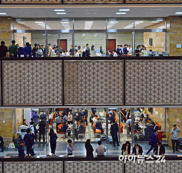 국정감사가 열린 14일 서울 여의도 국회 각 상임위회의장 복도에서 피감기관 관계자들이 분주히 움직이고 있다. [사진=곽영래 기자]