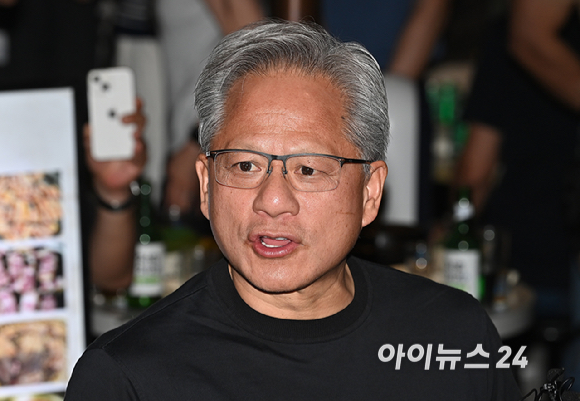 젠슨 황 엔비디아 최고경영자(CEO)가 5일 서울 마포구 서교동의 한 고깃집에서 최태원 SK회장, 구광모 LG회장, 이해진 네이버 의장과 삼겹살 회동을 하던 중 발언을 하고 있다. [사진=곽영래 기자]