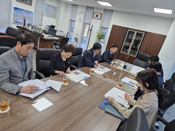 김철태 고창부군수가 송호석 전북지방환경청장에게 지역 현안사업의 협조를 요청했다. [사진=고창군 ]