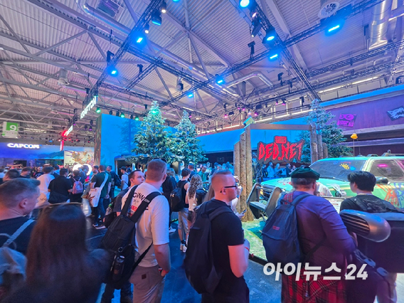 관람객들이 지난 26일(현지시간)부터 30일까지 열린 '게임스컴 2026'에서 크래프톤의 신작 '타럐: 언바운드'를 플레이하고 있다. [사진=곽민구 기자]