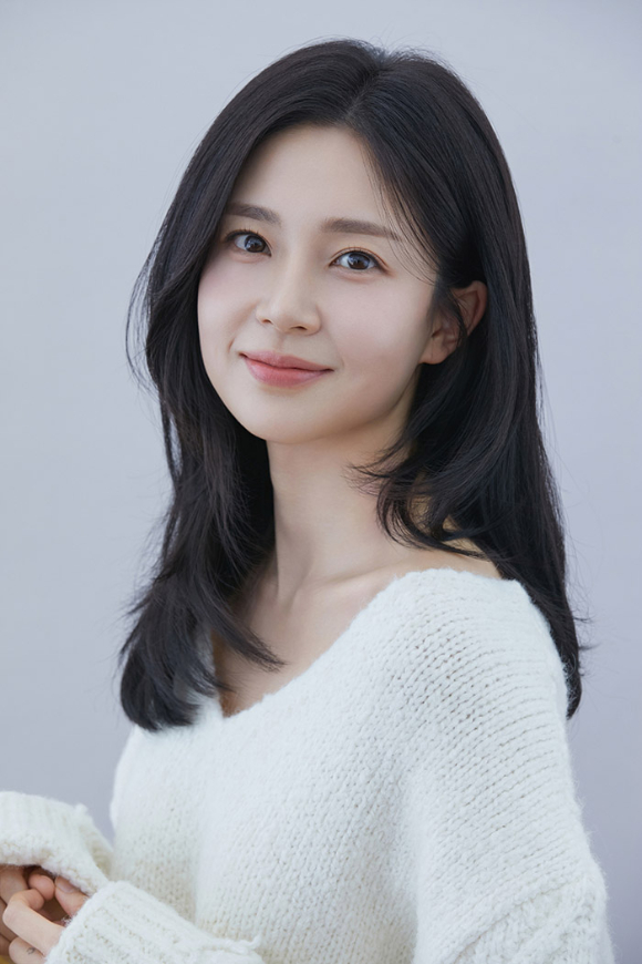 배우 백진희가 매니지먼트에이엠나인과 새 출발을 알리며 새로운 프로필 사진을 공개했다. [사진=매니지먼트에이엠나인]