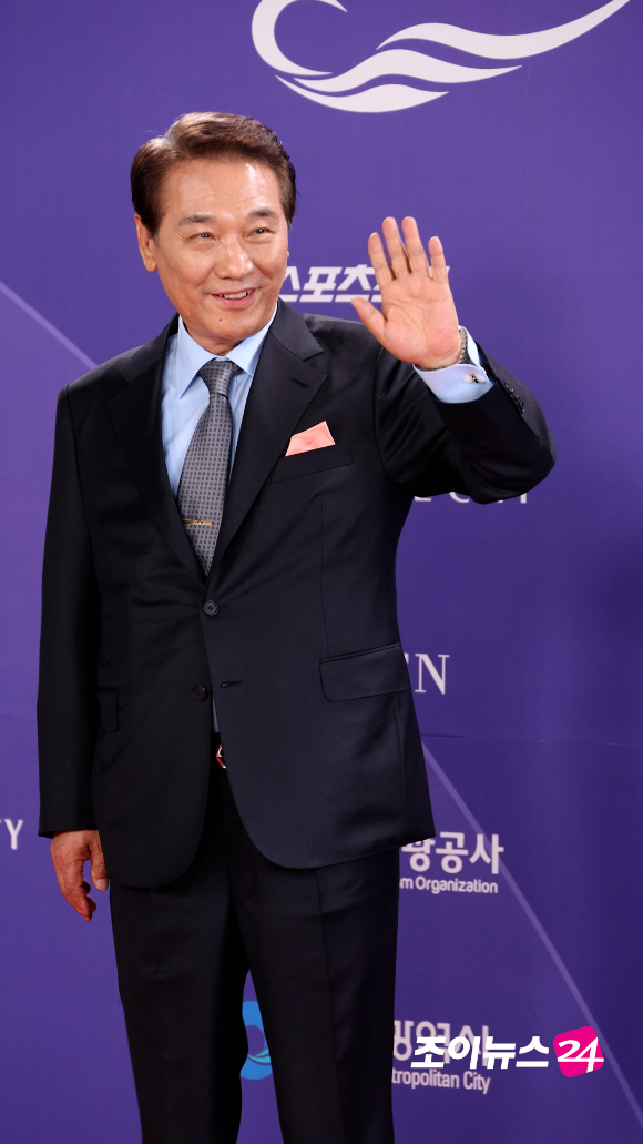 요리사 후덕죽이 31일 오후 인천시 영종구 운서동 파라다이스시티에서 열린 제5회 청룡시리즈어워즈 레드카펫 행사에 참석하고 있다. [사진=문수지 기자]