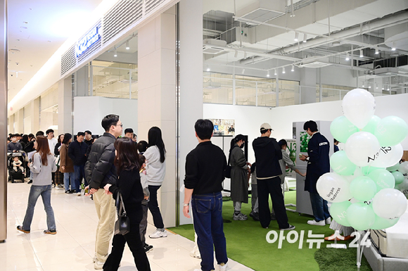 프리미엄 비건 매트리스 N32가 3월 2일 첫 'N32 데이' 행사를 개최했다. 2일 경기도 용인 기흥구 고매동 리빙파워센터 내 N32 스튜디오 기흥점에서 방문객들이 'N32 데이' 럭키드로우 행사를 즐기고 있다. [사진=정소희 기자]