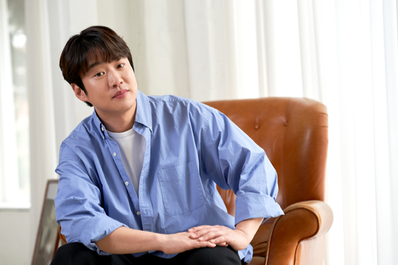 배우 안재홍이 영화 '리바운드'(감독 장항준) 인터뷰에 앞서 포즈를 취하고 있다. [사진=바른손이앤에이]