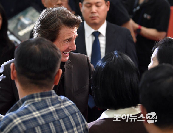 할리우드 배우 톰 크루즈가 2일 오후 서울 영등포구 타임스퀘어에서 열린 영화 '디거'(감독 알레한드로 G. 이냐리투) 내한 레드카펫 행사에 참석해 팬들에게 사인을 해주고 있다. [사진=정소희 기자]