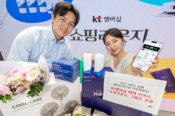 모델들이 KT멤버십 혜택 커머스 &lsquo;쇼핑라운지&rsquo;를 소개하고 있는 모습 [사진=KT]